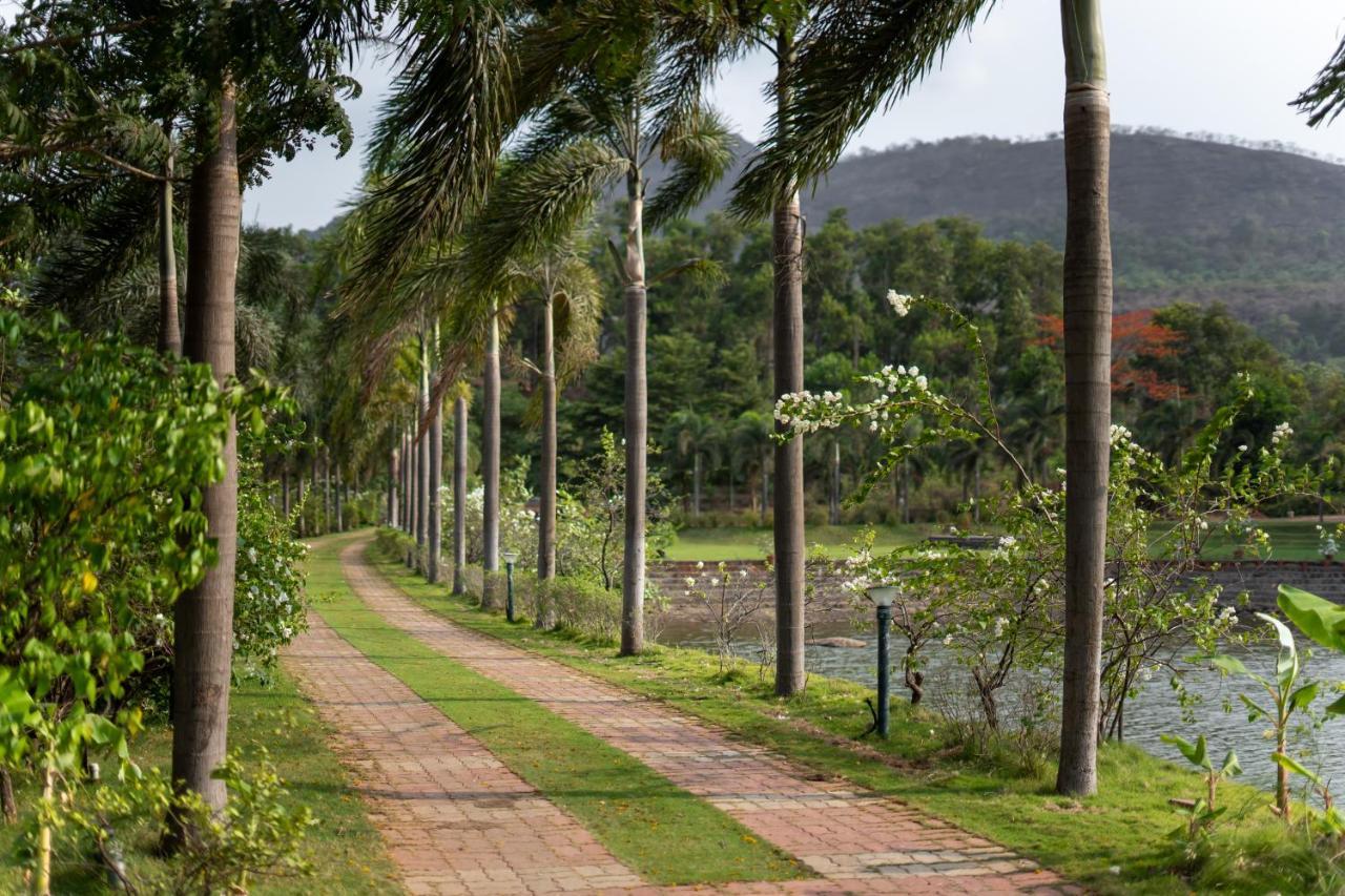 Oleander Farms, Karjat Hotell Exteriör bild